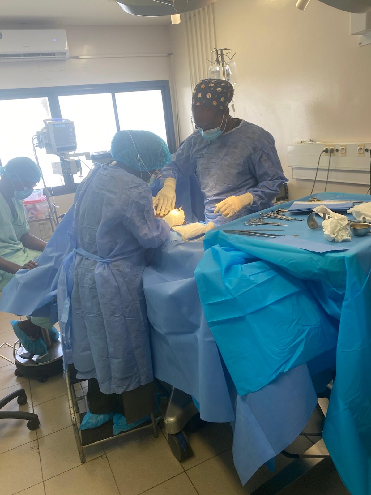 Équipe soignante en intervention au bloc opératoire dans une structure hospitalière à Dakar