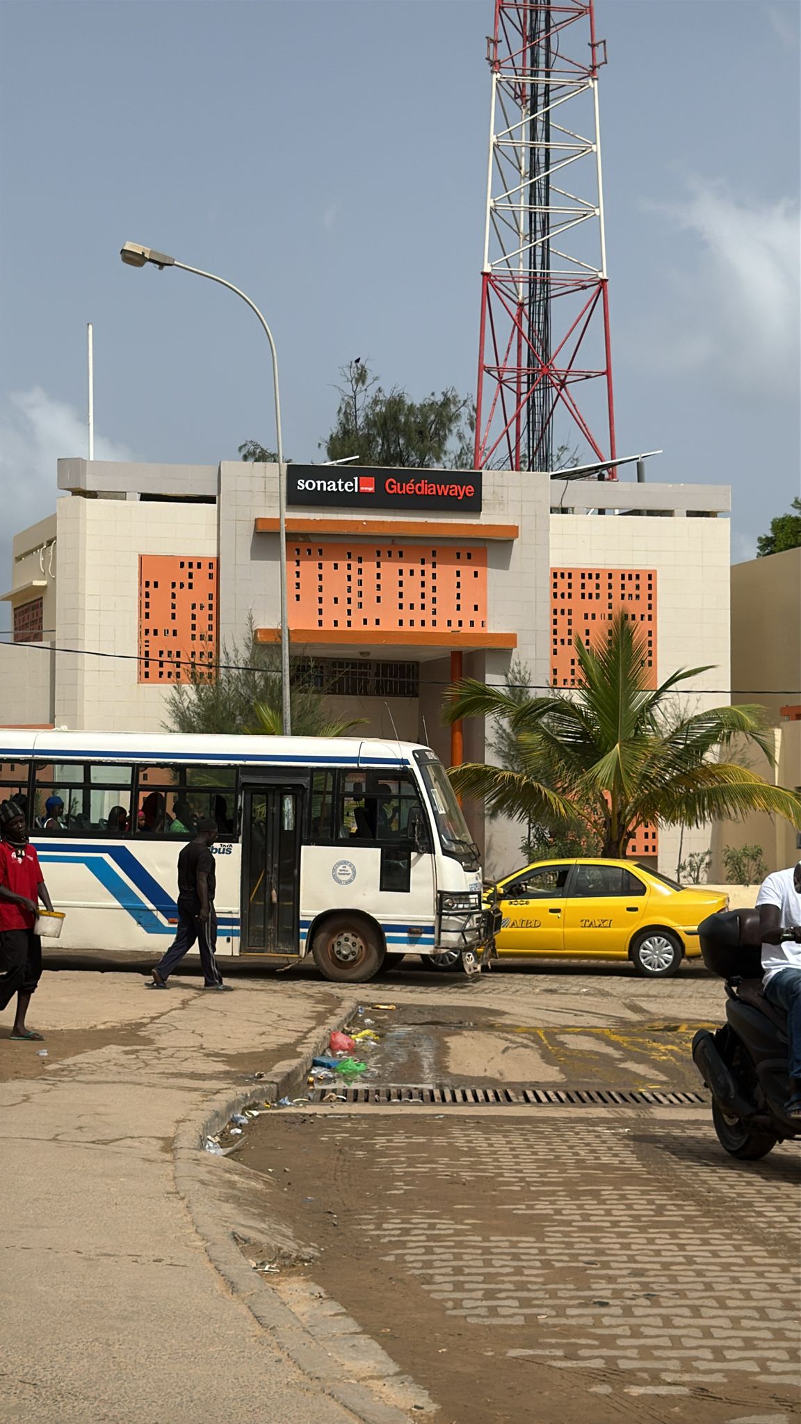 Quartier de Guédiawaye à Dakar, où interviennent les dispositifs sociaux et communautaires