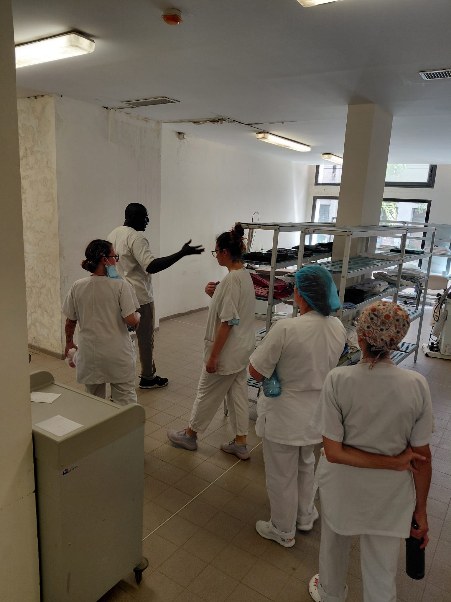 Équipe soignante en visite dans un service hospitalier à Dakar